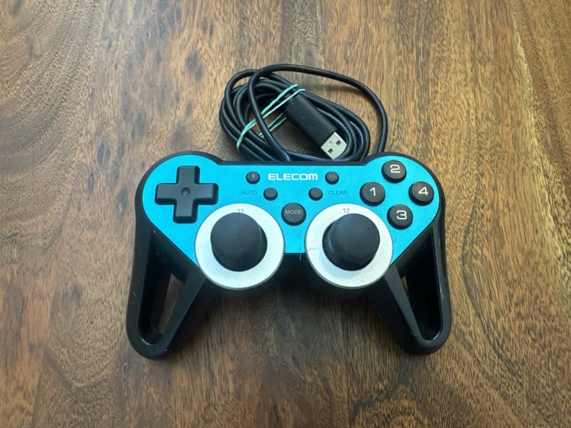 Elecom JC-U3312SBU USB gamepad for PC Carousel 1