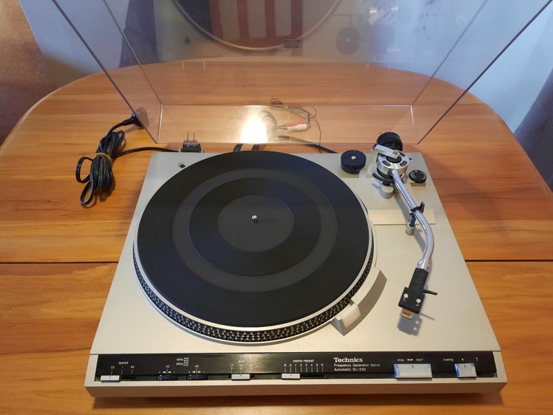 Technics SL-230 Turntable (with bundled Pre-amp)62867850435459112