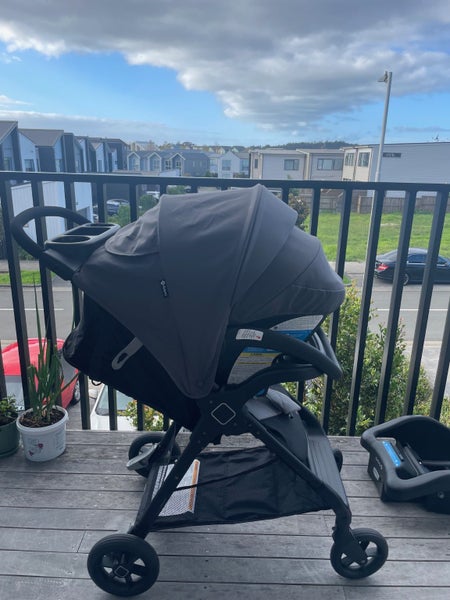 STROLLER/PUSHCHAIR WITH CAR SEAT & BASE Carousel 1