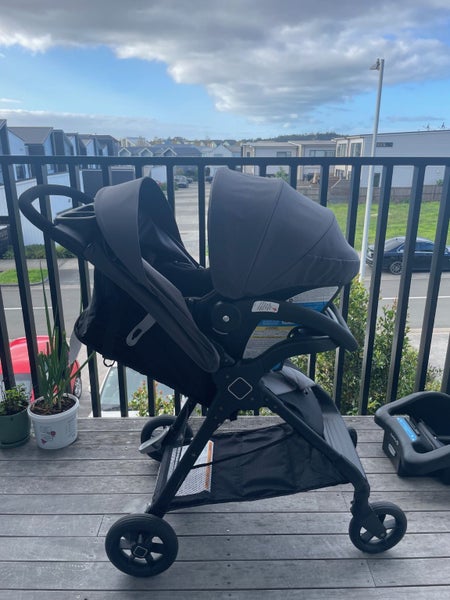 STROLLER/PUSHCHAIR WITH CAR SEAT & BASE Carousel 2