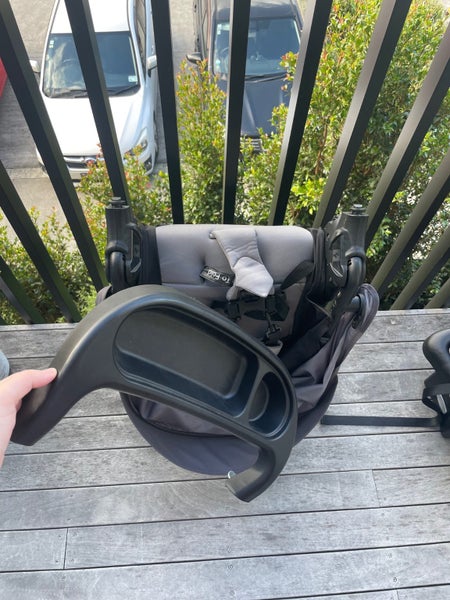 STROLLER/PUSHCHAIR WITH CAR SEAT & BASE Carousel 12