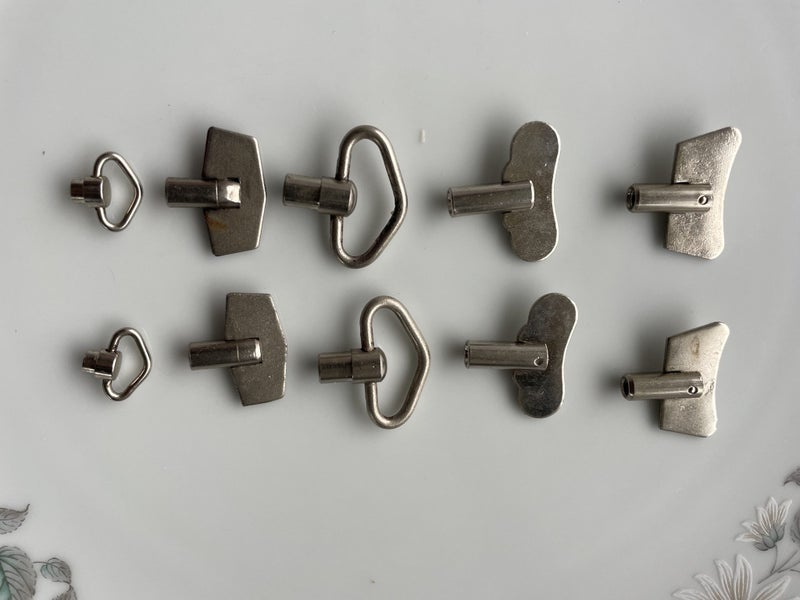 Assortment of 10 Vintage Alarm Clock Keys – 5 Variations Carousel 2