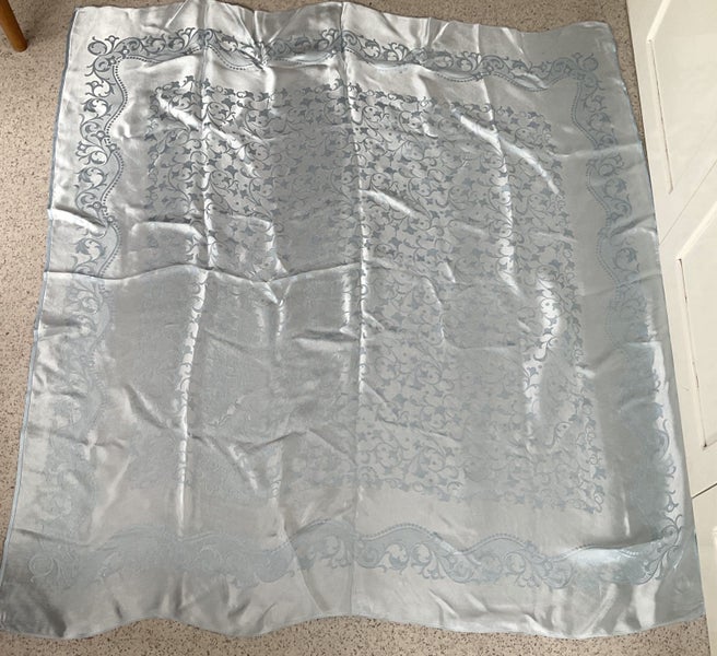 ** VINTAGE TABLE CLOTH ** BABY BLUE DAMASK ** 127 x 138 cm ** Carousel 3