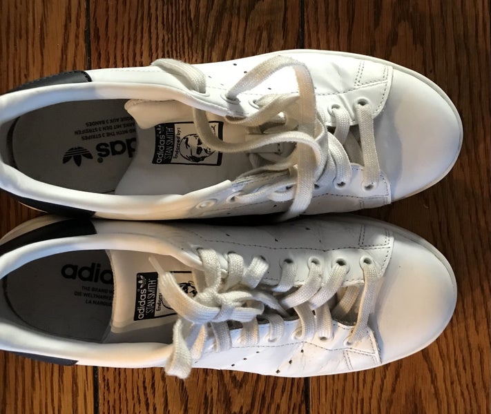 Adidas woman’s size 40/9 Carousel 1