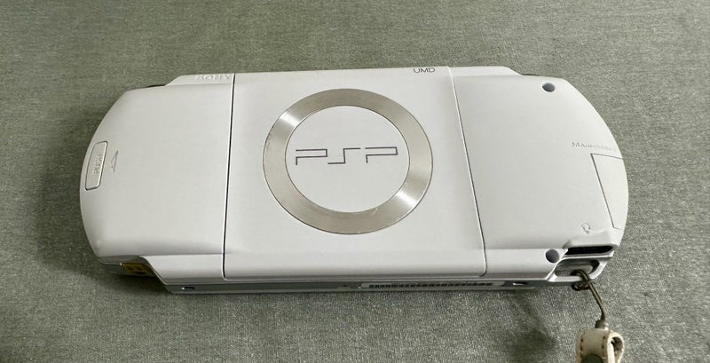 PlayStation Portable (PSP) 1000 Ceramic White - Boxed Pack | 64GB Carousel 3