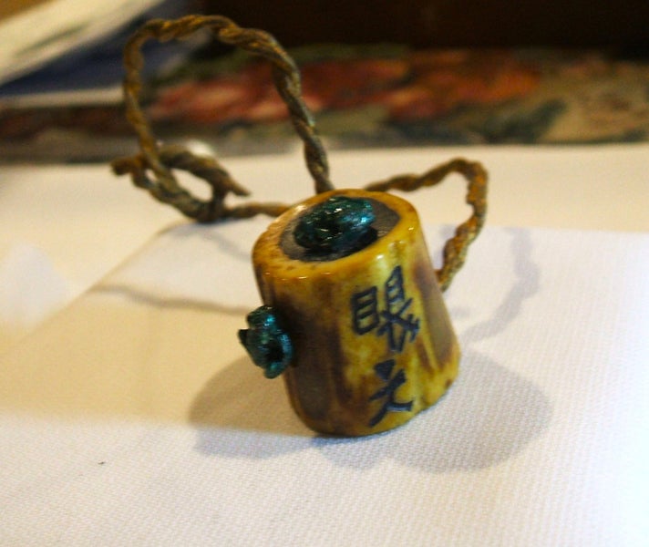JEWELLERS ESTATE MUSEUM CARVED BONE NETSUKE AS A TREE TRUNK WITH FROGS c1850/60s Carousel 1