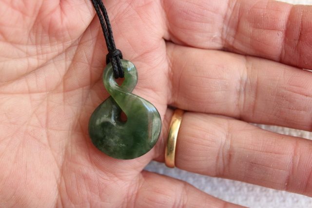 BEAUTIFUL SMALL TWIST KAHURANGI POUNAMU / Jade Twist Small #119 Carousel 1
