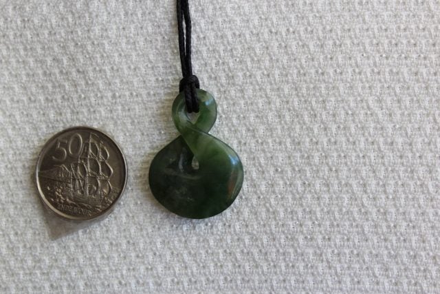 BEAUTIFUL SMALL TWIST KAHURANGI POUNAMU / Jade Twist Small #119 Carousel 3