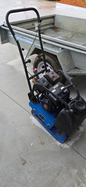 $1R Hyundai Plate Compactor Carousel 2
