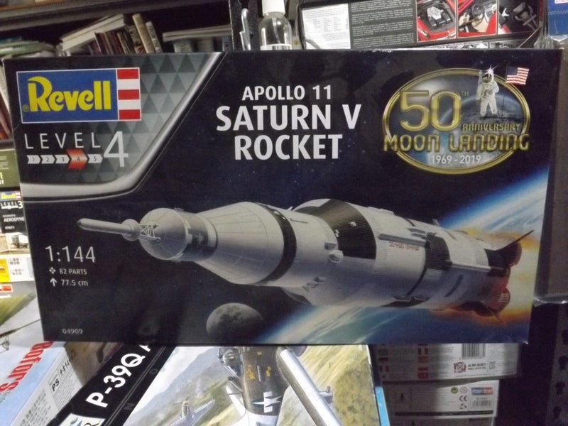 Revell 1/144 Saturn V Rocket Carousel 1