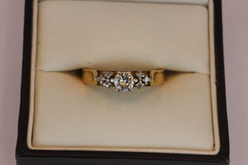 18ct 0.28CT Diamond ring Carousel 1