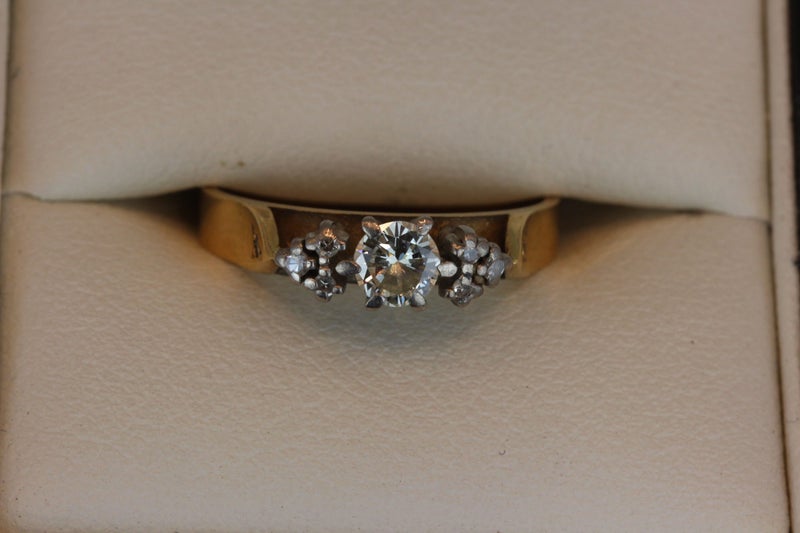 18ct 0.28CT Diamond ring Carousel 9
