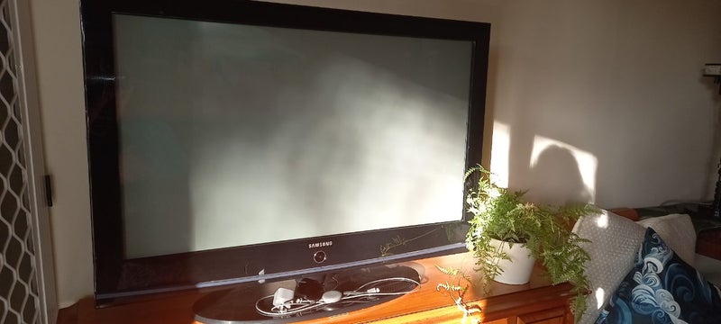 $1 Auction Samsung Plasma TV 42" WITH CHROMECAST Carousel 1