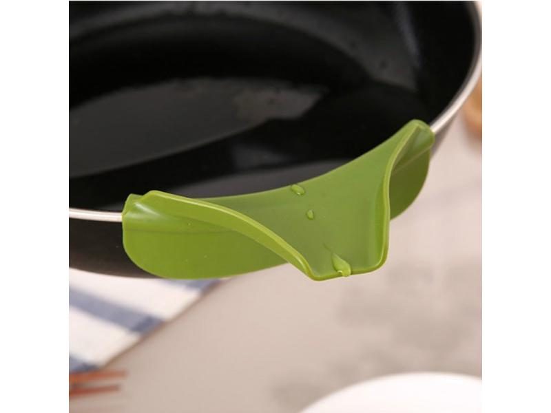 1PCS Creative Leakproof Kitchen Utensils Pot Bowl Edge Silicone Funnel Carousel 1