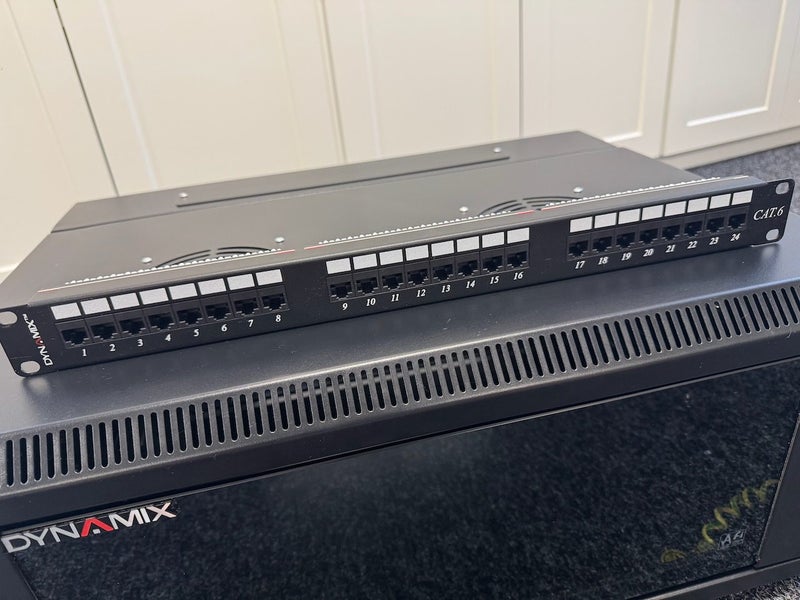 Dynamix RSFDS4-450 4RU rack and CAT6 patch panel Carousel 2