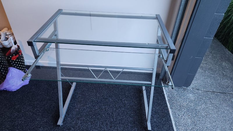 GLASS COMPUTER DESK Carousel 1