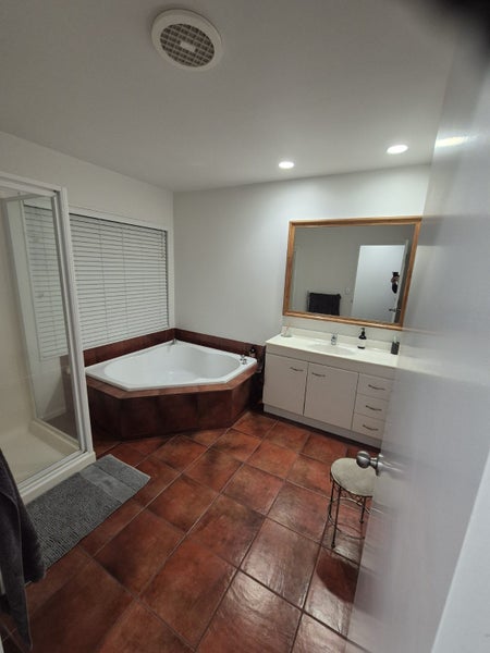 Bellevue, 3 bedrooms62863225966337112
