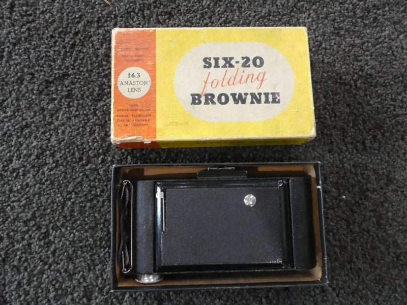 Mint Vintage Camera Six-20 Brownie-$1res Carousel 1