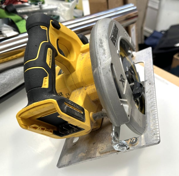 DeWALT 18V XR Brushless Circular Saw (DCS570) - $1 Reserve (Box L) Carousel 2