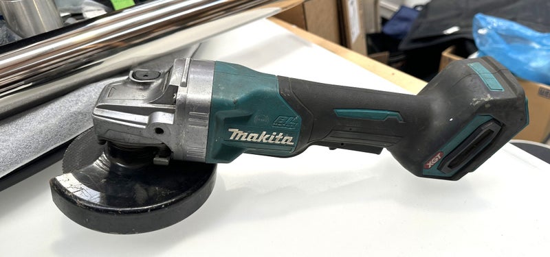 Makita 40V Max XGT 125mm Paddle Switch Angle Grinder (GA013G) - $1 Res (PU17) Carousel 1
