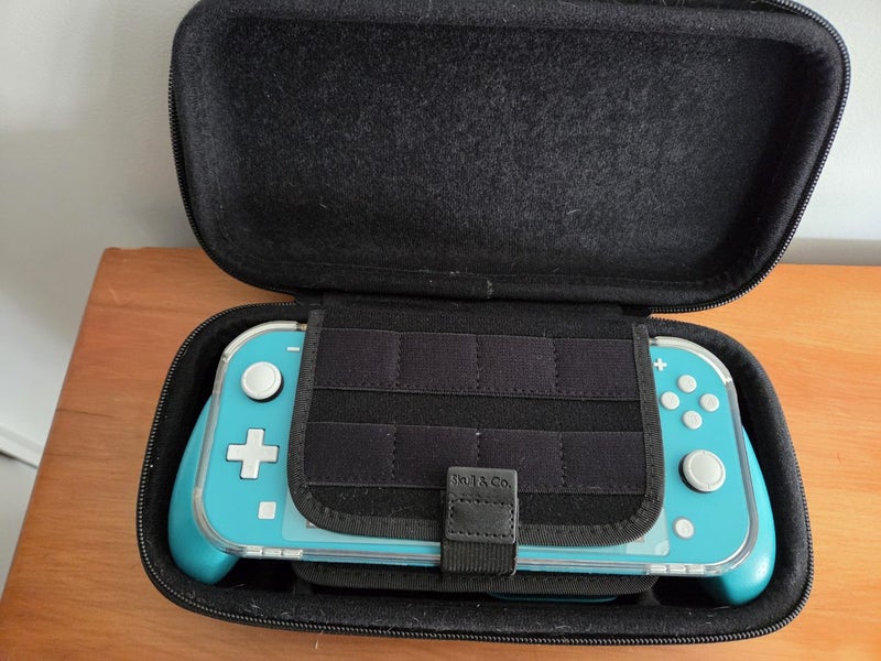 Nintendo Switch Lite with Skull & Co hardcase and cover Carousel 14