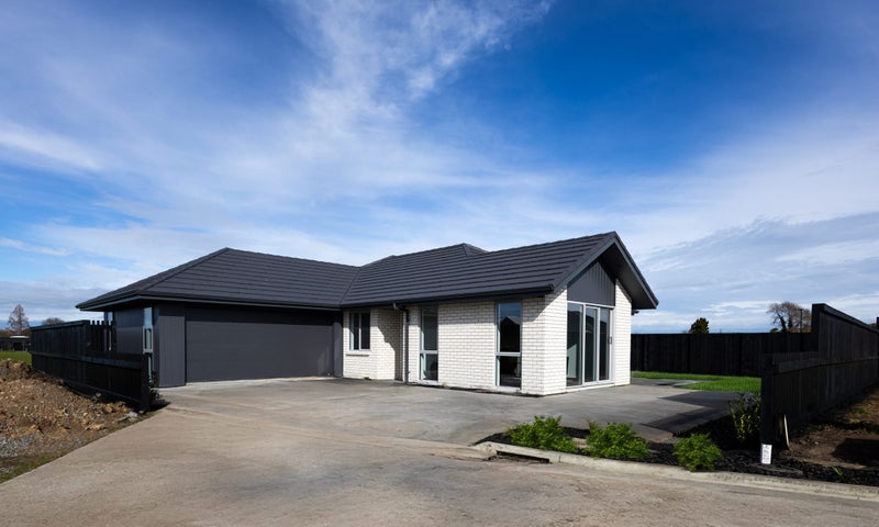 Now Complete! View this Stunning Home!628678581722901116