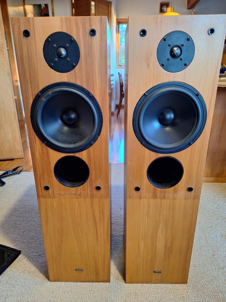 Image 302 Loudspeakers Carousel 1