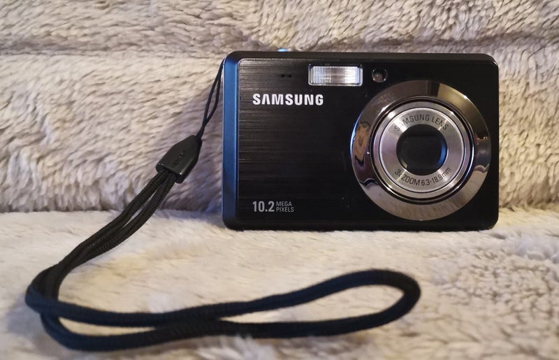 Vintage Samsung ES55 10.2 MP Digital Camera Carousel 2