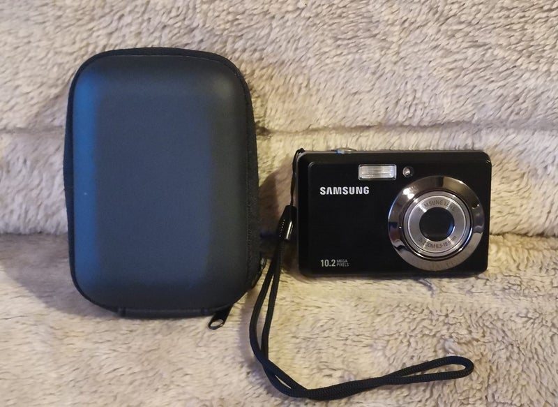 Vintage Samsung ES55 10.2 MP Digital Camera Carousel 1