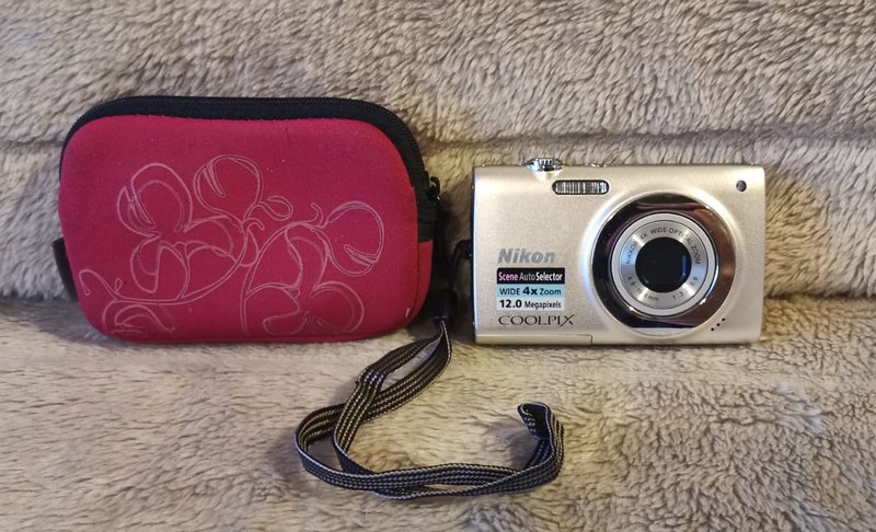 Vintage Nixon CoolPix S2500 12MP Digital Camera Carousel 1