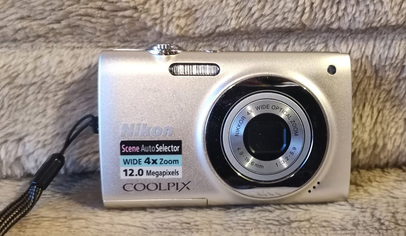 Vintage Nixon CoolPix S2500 12MP Digital Camera Carousel 2