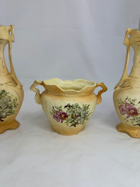 Three Austrian Porcelain items (21185)62953808185859112