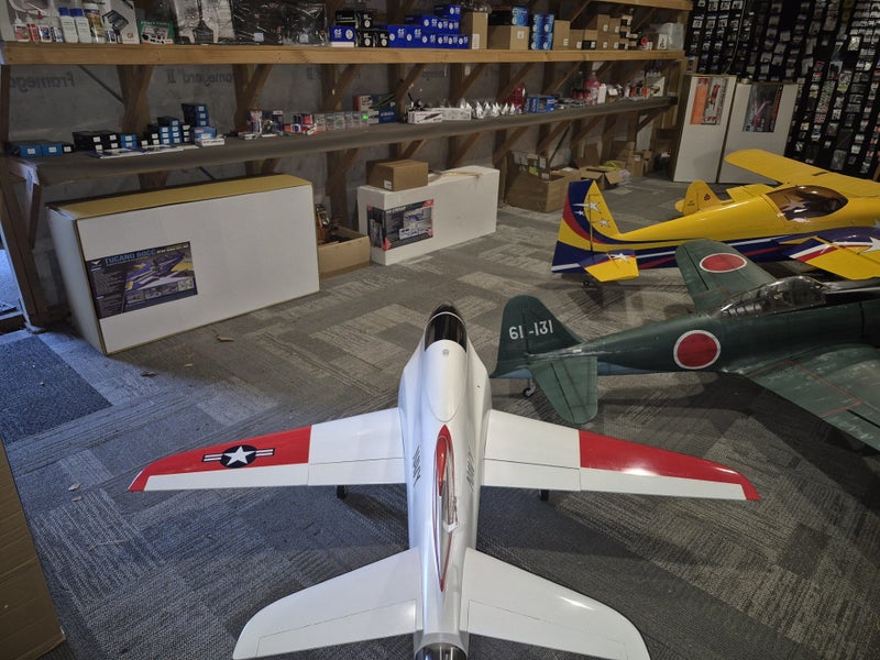 Tomahawk Design Futura 1.9 w/JP ER-150 E/Retracts & JR Servos Carousel 2