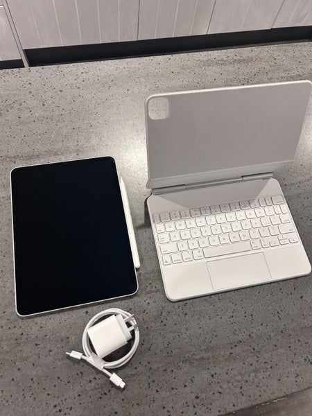 Like New - iPad Pro 11" M4 + Magic Keyboard + Apple Pencil Pro62863222632321111