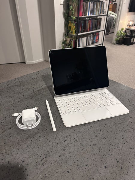 Like New - iPad Pro 11" M4 + Magic Keyboard + Apple Pencil Pro628632226323211118
