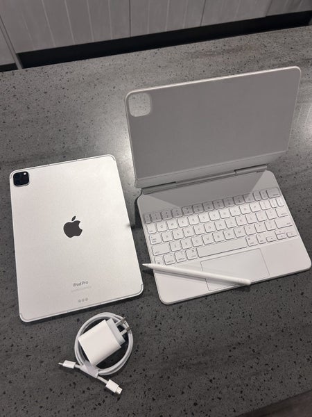 Like New - iPad Pro 11" M4 + Magic Keyboard + Apple Pencil Pro62863222632321113