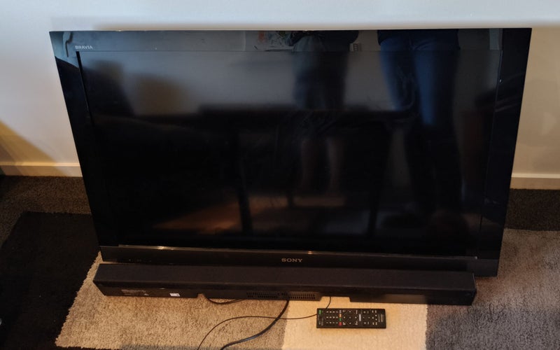Sony Bravia 40" LCD TV and sound bar Carousel 1