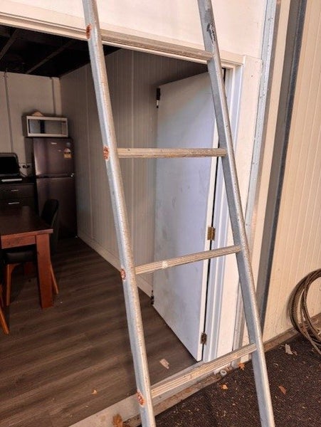 3.3m Steel Ladder Carousel 2