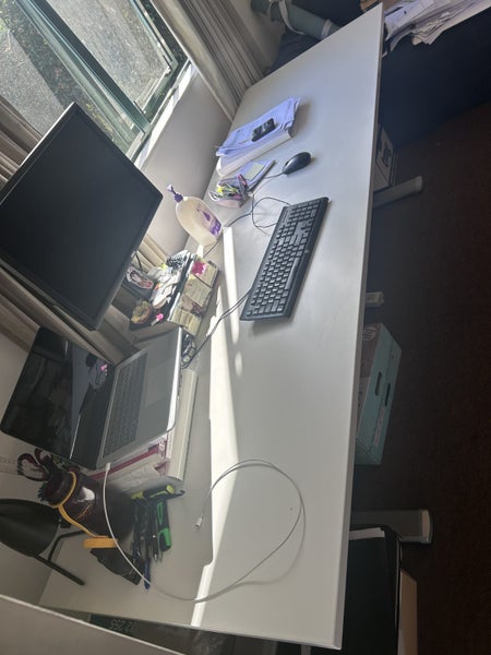 'Actiforce' high quality electric standing desk in close to pristine condition!62863222190978113
