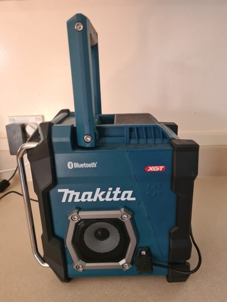 Makita XGT Job site Radio with battery Carousel 1