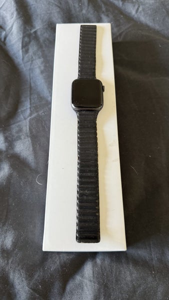 Apple Watch Series 6 (44mm, Space Gray Aluminum, GPS) – Magnetic Link Strap Carousel 1
