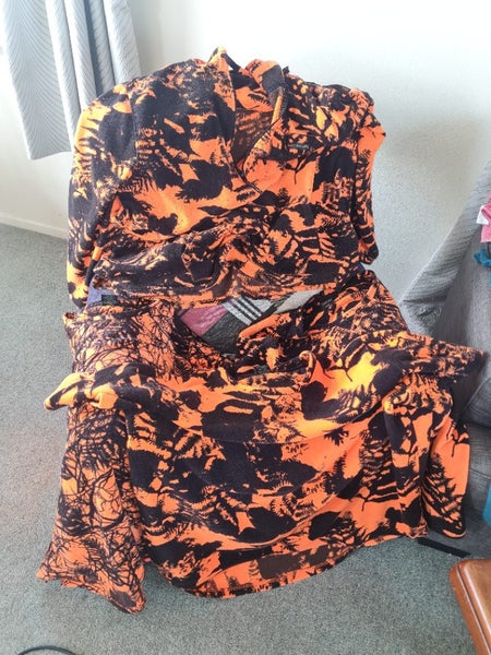 4 x 6XL polar fleece tops. Carousel 1