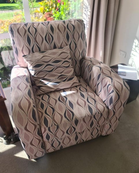 2 X RECLINER CHAIRS + OTTOMAN628632306073611125