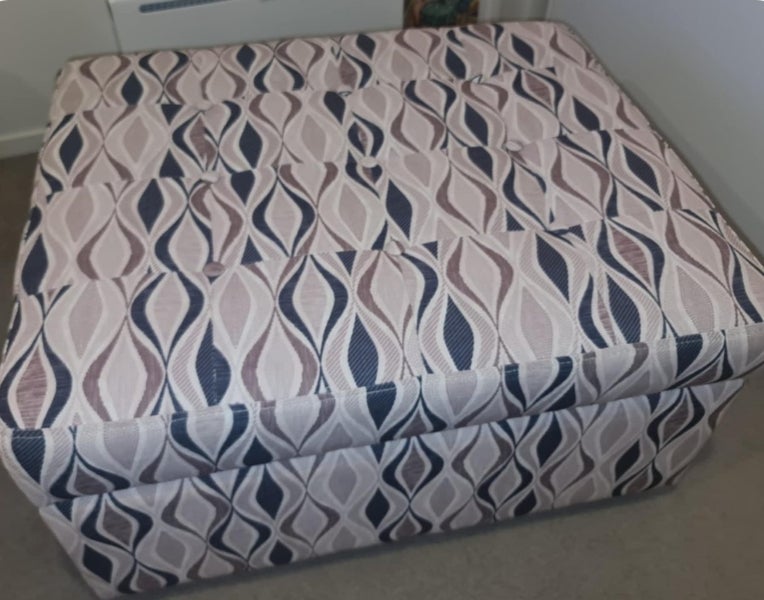 2 X RECLINER CHAIRS + OTTOMAN62863230607361111