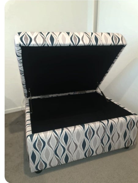 2 X RECLINER CHAIRS + OTTOMAN62863230607361112
