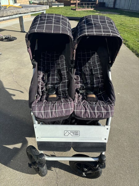Mountain Buggy Duet Carousel 1