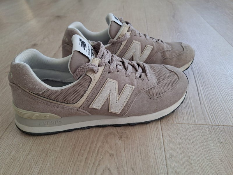 New Balance 574 Size 9 US Carousel 1