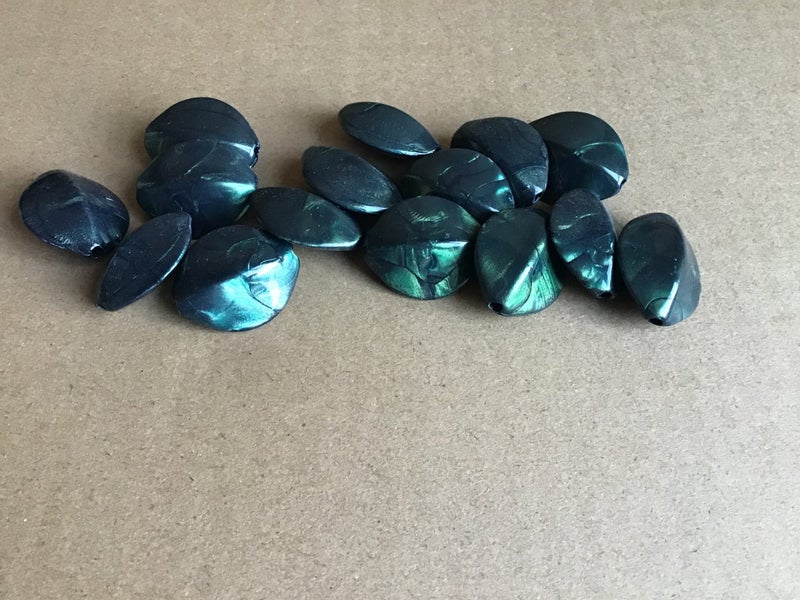 15 X 2 SHADES GREEN MARBLED RESIN SEED PODS 28 X 25 MM63615590940803111