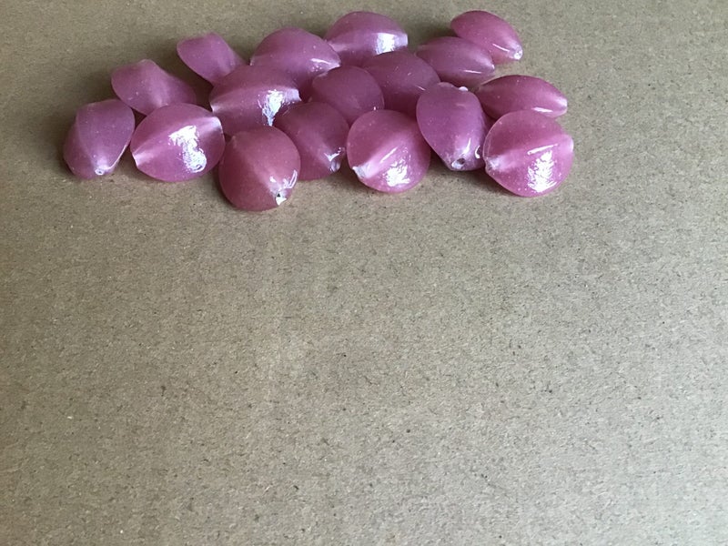 10.+ GLASS TWISTED OVAL PINK SEED POD 12MM63615590332291111