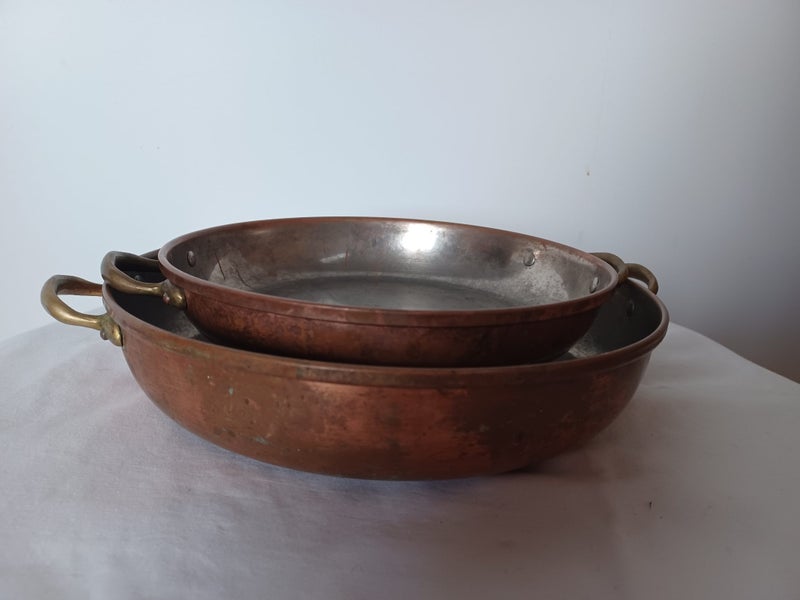 *** 2 Copper Bottomed and Brass Handled Cooking Dishes *** Carousel 1